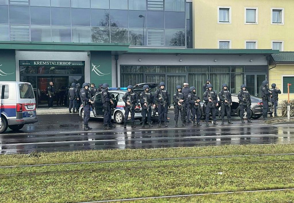 Polizisten und das Fahrzeug des Täters.  © APA/FOTOKERSCHI.AT / KERSCHBAUMMAYR