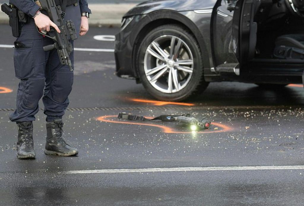 Ein Polizist sichert die Tatwaffe.  © APA/FOTOKERSCHI.AT / KERSCHBAUMMAYR