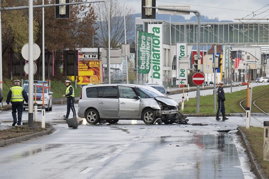 Ein bei der Flucht des Täters beschädigtes Auto.  © APA/FOTOKERSCHI.AT / KERSCHBAUMMAYR