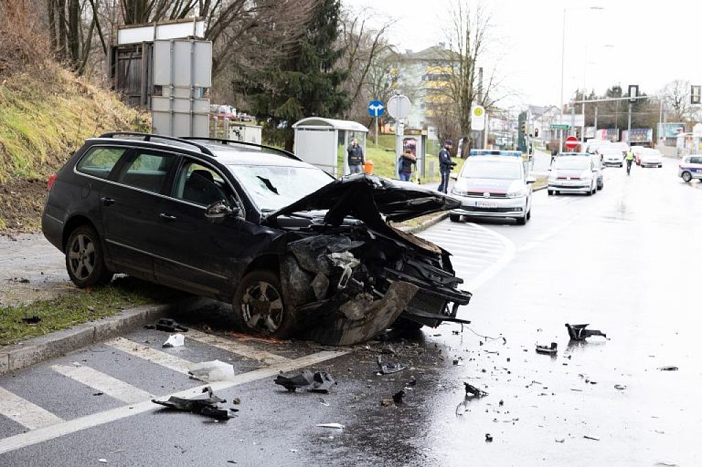 Ein bei der Flucht des Täters beschädigtes Auto.  © APA/FOTOKERSCHI.AT / KERSCHBAUMMAYR
