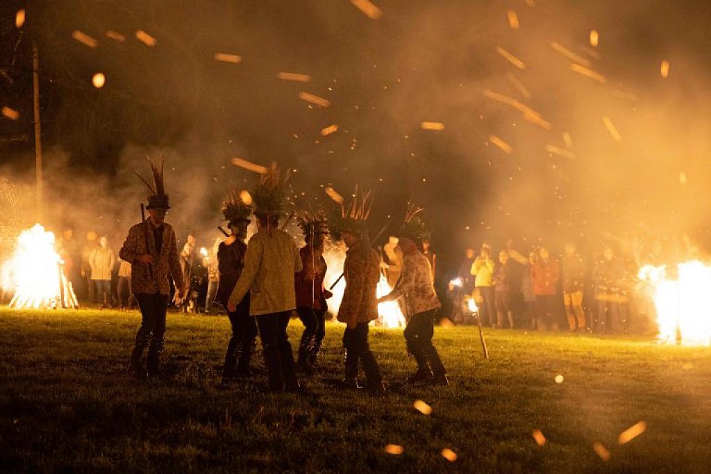 u003cpu003eBRITAIN-TRADITION-WASSAILu003c/pu003en © AFP