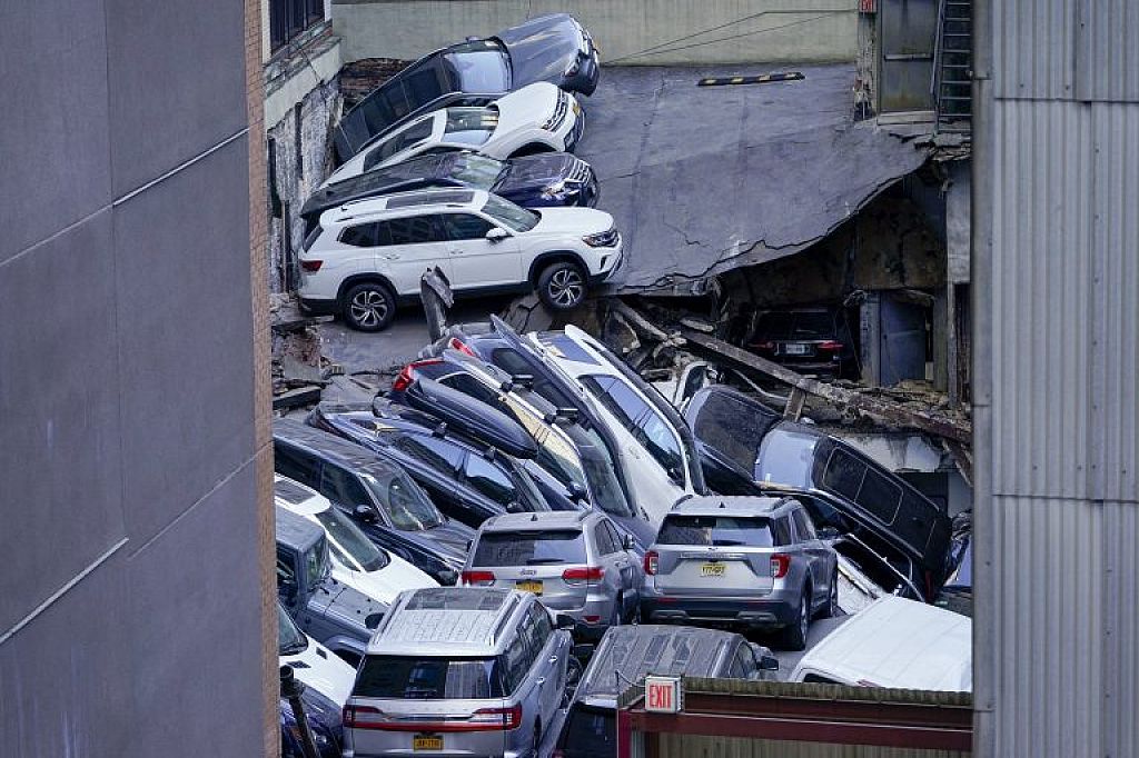 u003cpu003eAPTOPIX Parking Garage Collapseu003c/pu003en © APA