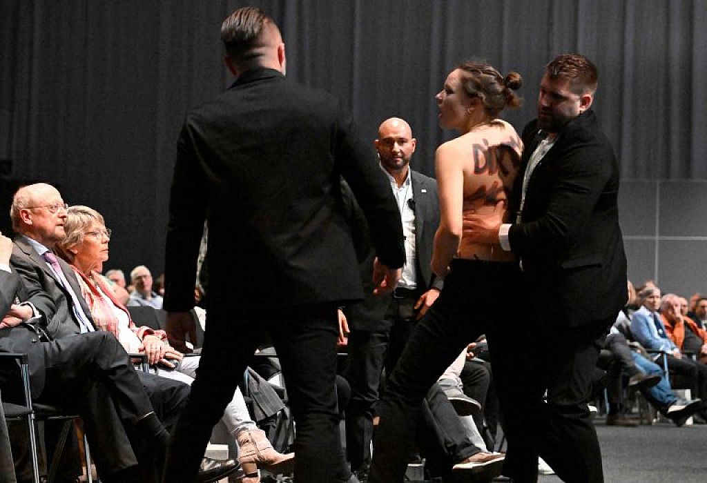 Nackt-Protest bei der Hauptversammlung ... © APA/AFP/TOBIAS SCHWARZ