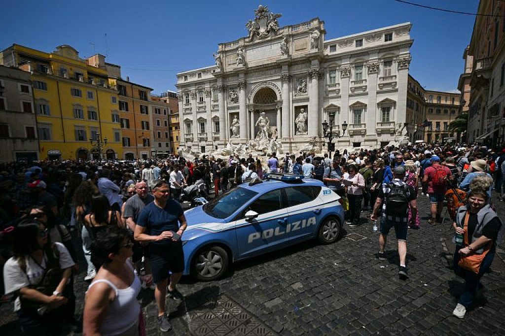 Auch beim Trevi-Brunnen in Rom ... © AP