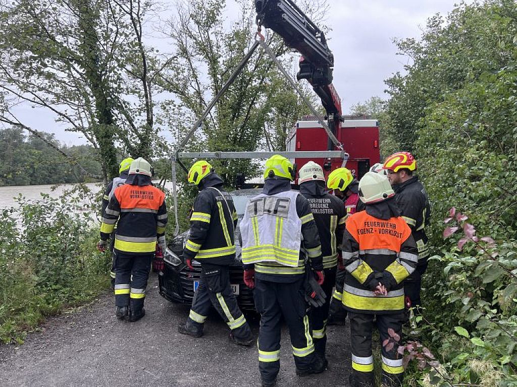Pkw-Bergung aus der Bregenzerach