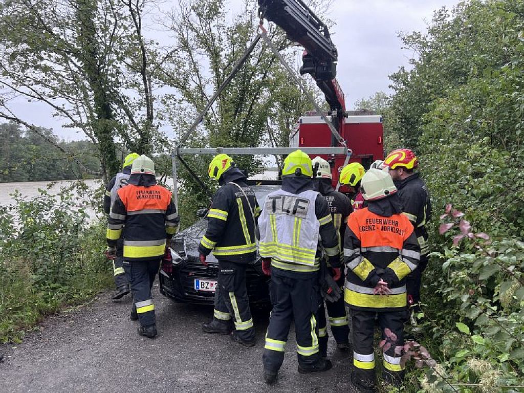 Pkw-Bergung aus der Bregenzerach