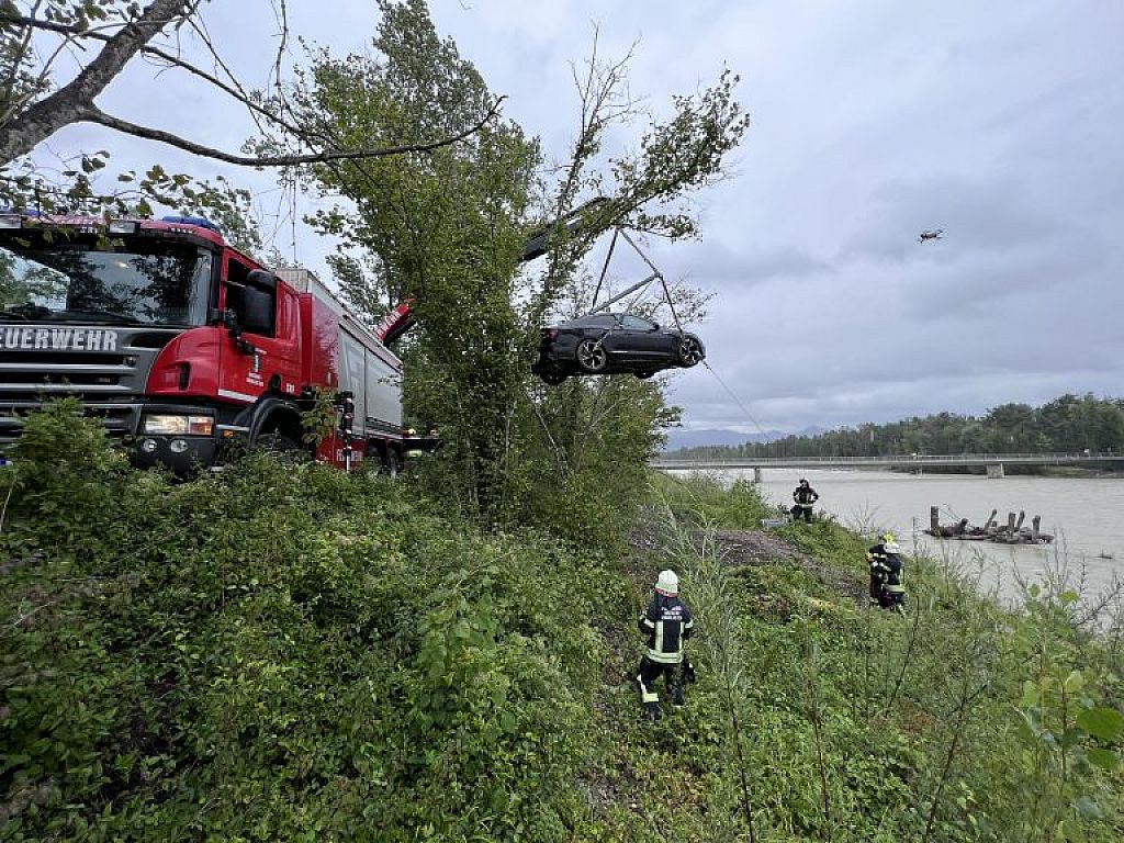 Pkw-Bergung aus der Bregenzerach