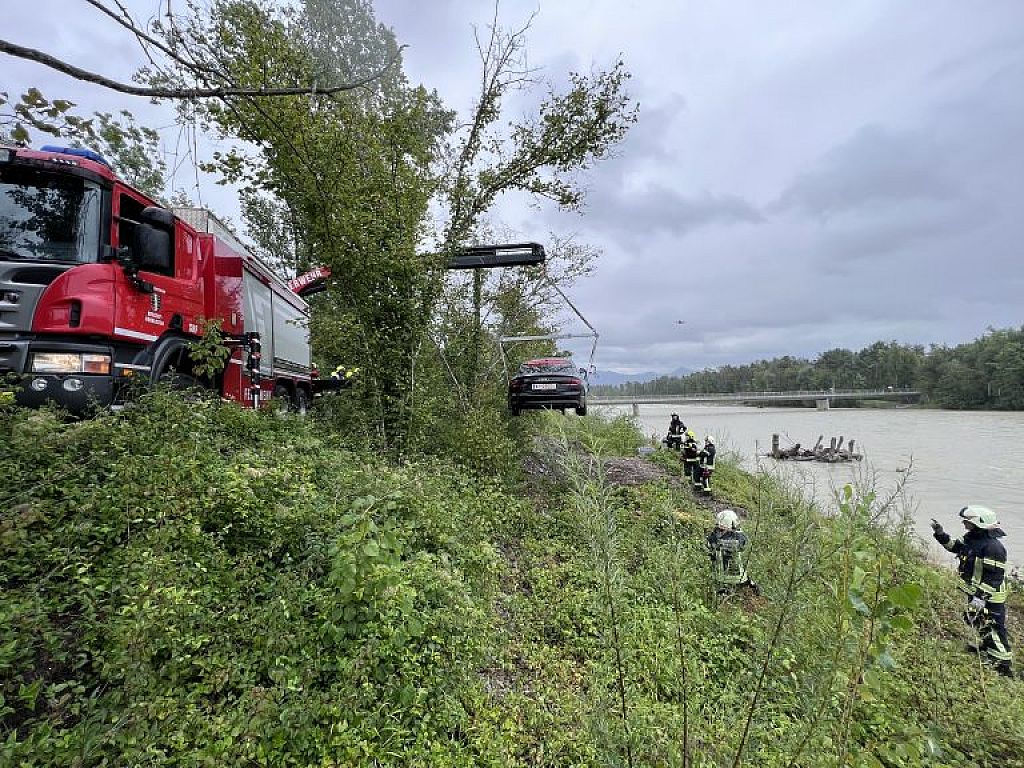 Pkw-Bergung aus der Bregenzerach