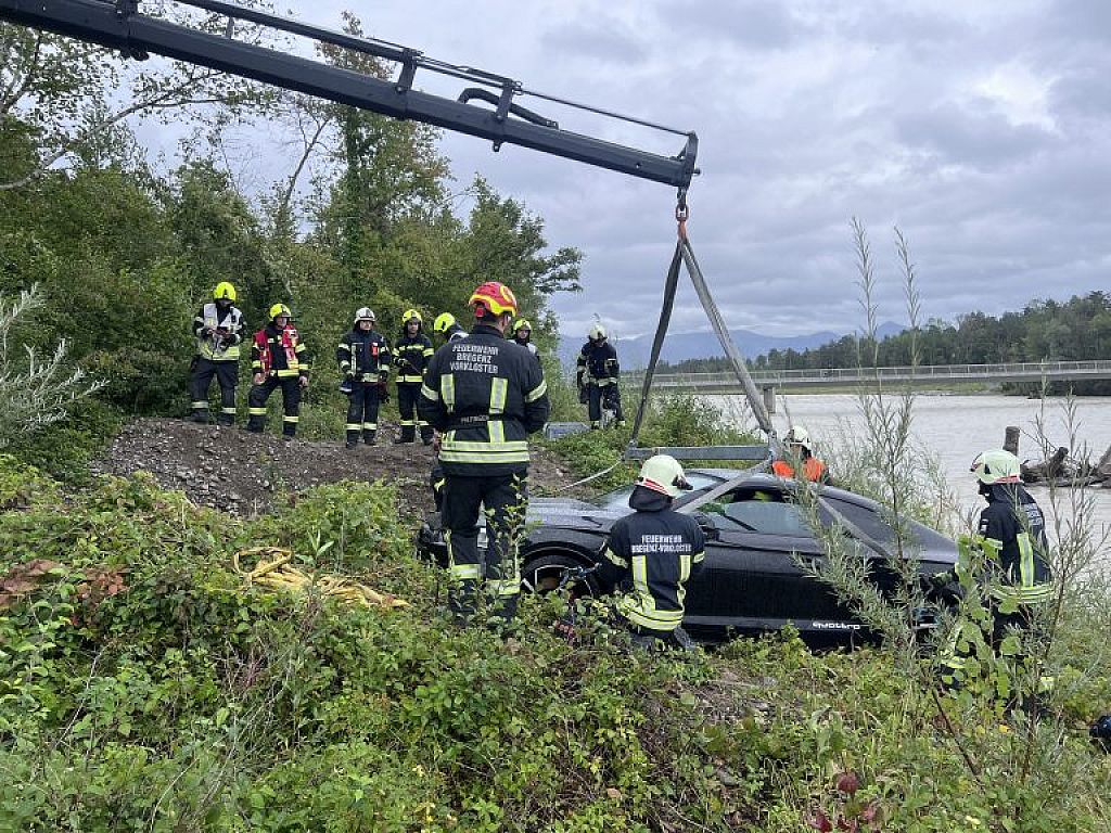 Pkw-Bergung aus der Bregenzerach