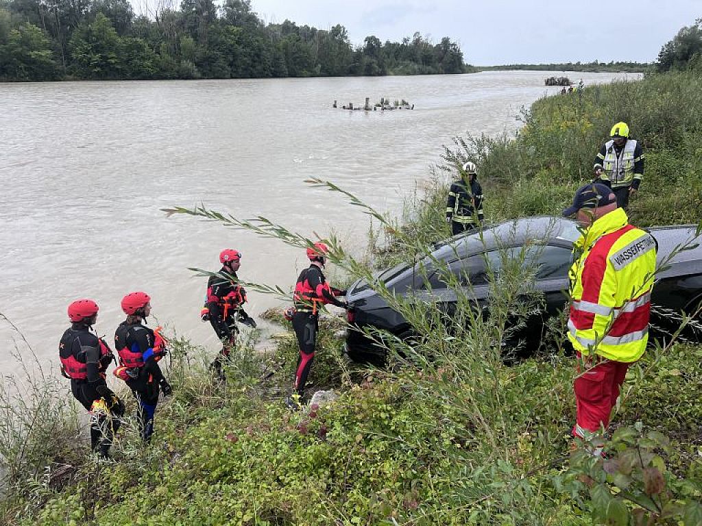 Pkw-Bergung aus der Bregenzerach