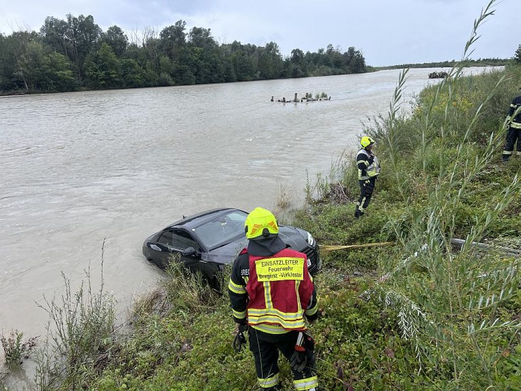 Pkw-Bergung aus der Bregenzerach