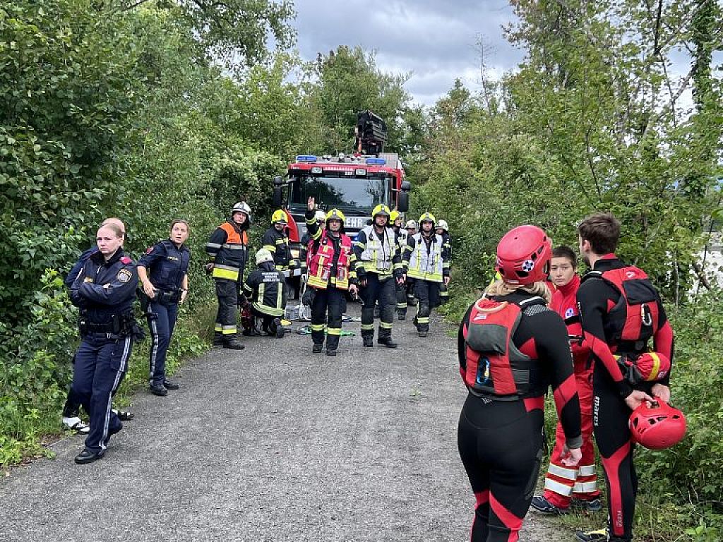 Pkw-Bergung aus der Bregenzerach