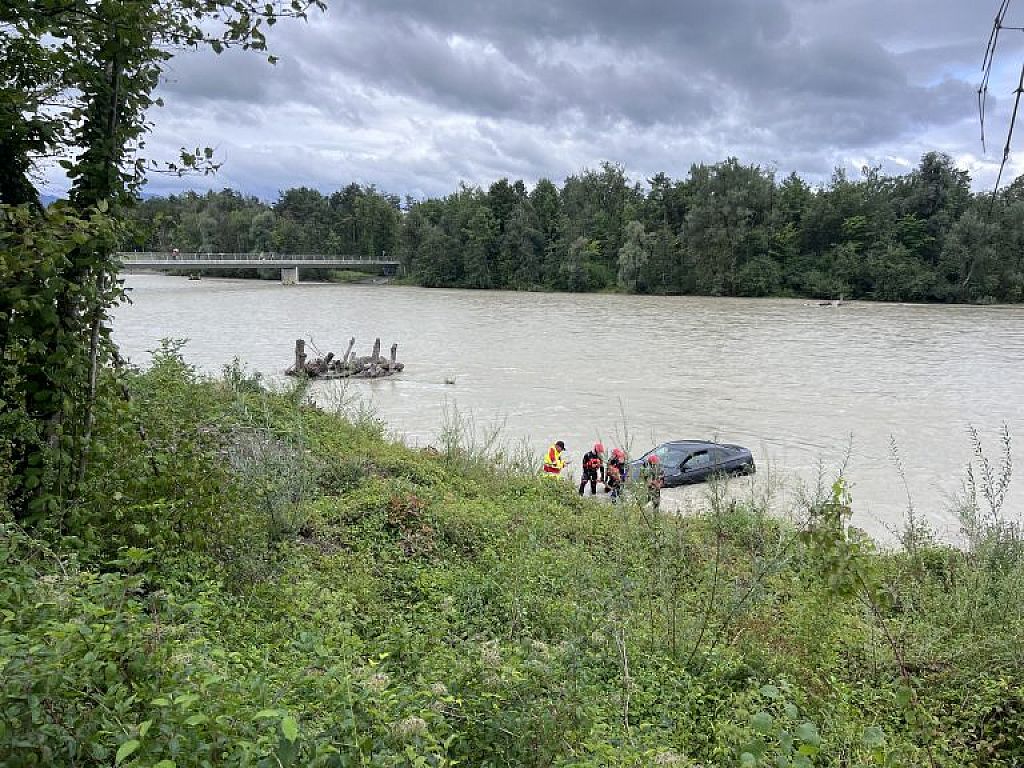 Pkw-Bergung aus der Bregenzerach