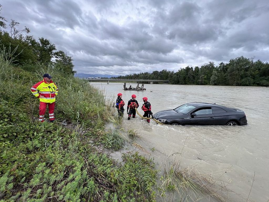 Pkw-Bergung aus der Bregenzerach