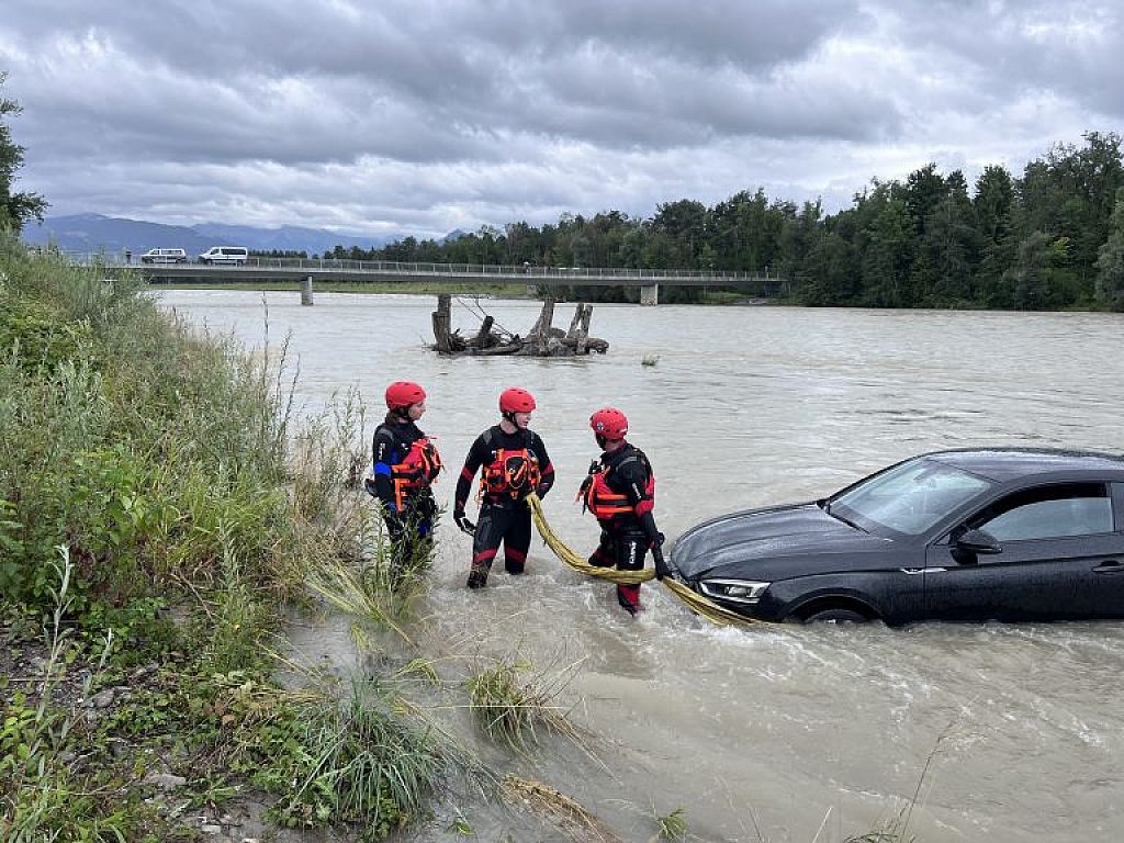 Pkw-Bergung aus der Bregenzerach