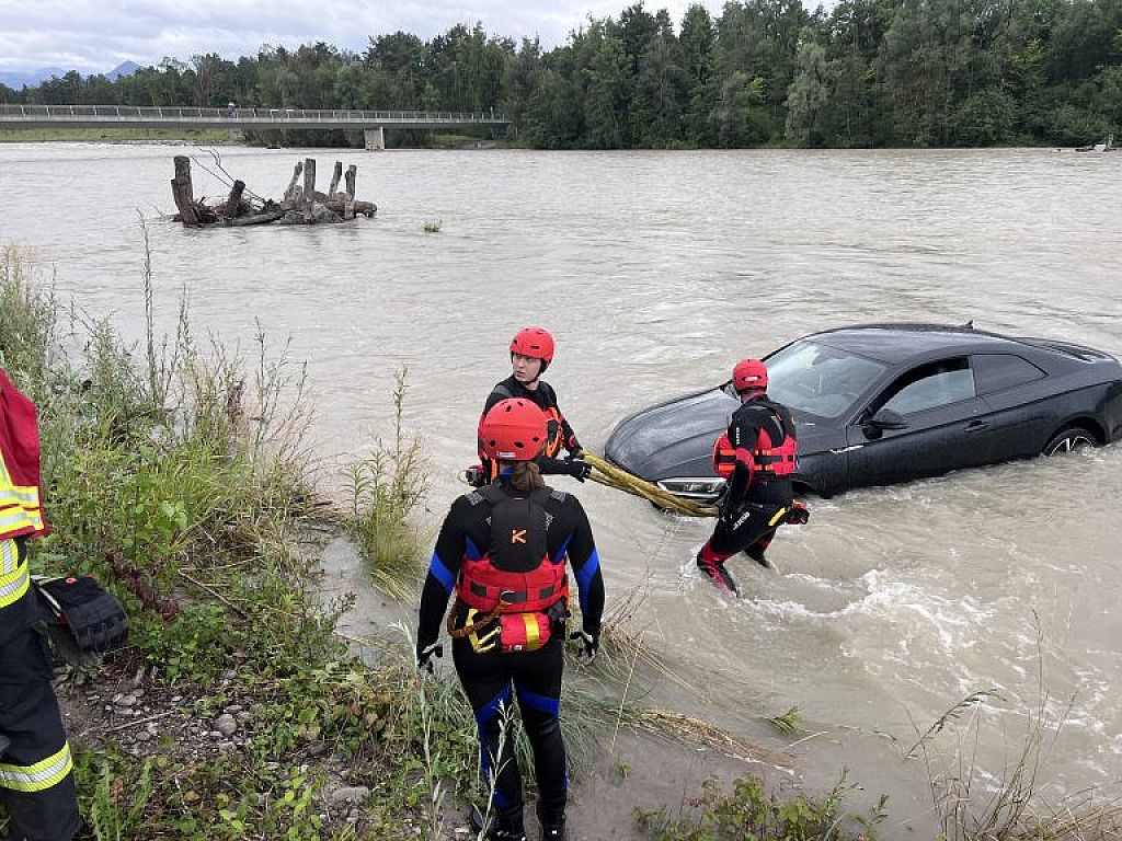 Pkw-Bergung aus der Bregenzerach