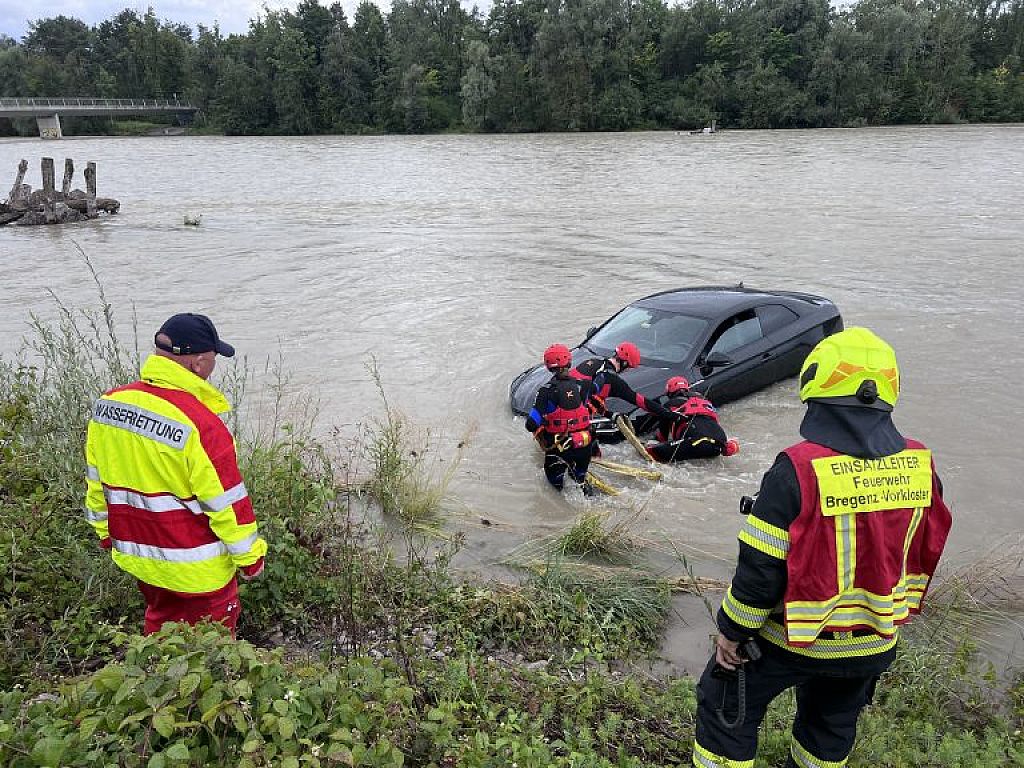 Pkw-Bergung aus der Bregenzerach