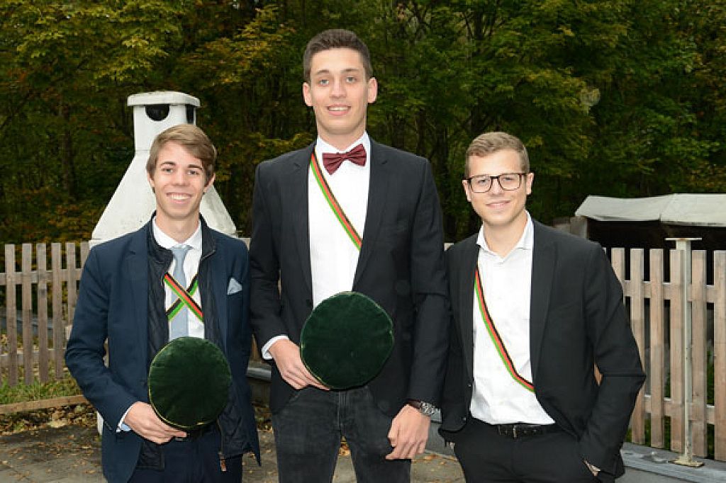 Die Kustersberger freuen sich über ihre neue Bude mit Terrasse. - Kustersberg Budeneroeffnung - Katholische Mittelschulverbindung Kustersberg Bregenz bezog ihre neue Bude am Berg Isel.
 © Rudolf Öller v/o Vitus
