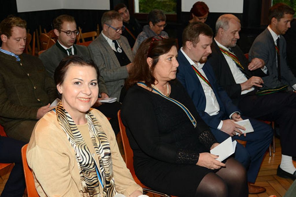 Abordnung der Frendschaftsverbindung Bregancea mit Silvia Öller und Claudia Riedlinger. - Kustersberg Budeneroeffnung - Katholische Mittelschulverbindung Kustersberg Bregenz bezog ihre neue Bude am Berg Isel.
 © Rudolf Öller v/o Vitus