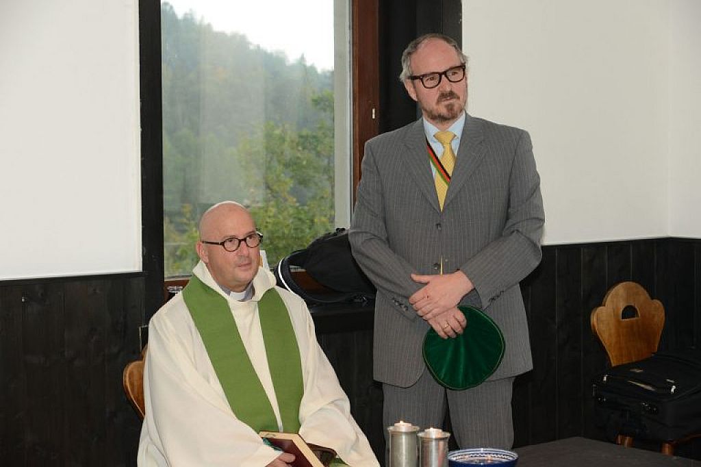 P. Dietmar Gopp mit Philistersenior Reinhard Kaindl. - Kustersberg Budeneroeffnung - Katholische Mittelschulverbindung Kustersberg Bregenz bezog ihre neue Bude am Berg Isel.
 © Rudolf Öller v/o Vitus
