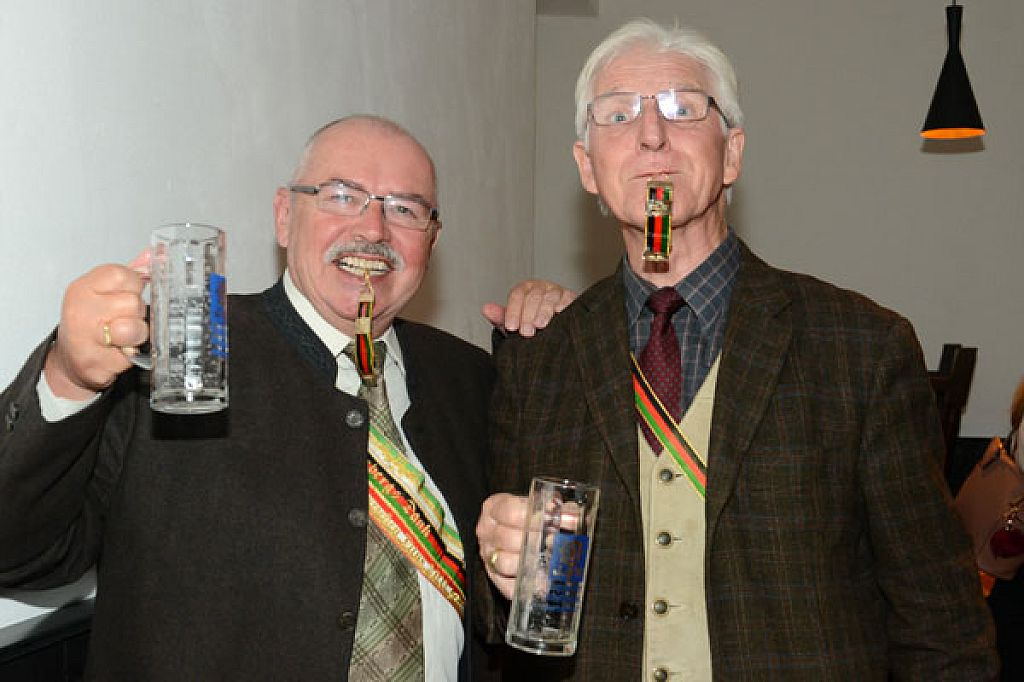 Spaßvögel mit "Bierzipf": Rudi Öller und Werner Kaplaner. - Kustersberg Budeneroeffnung - Katholische Mittelschulverbindung Kustersberg Bregenz bezog ihre neue Bude am Berg Isel.
 © Rudolf Öller v/o Vitus