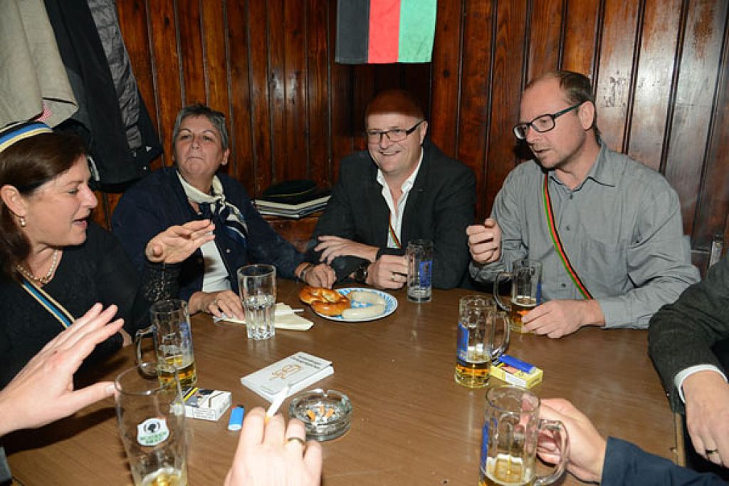 Hier lässt es sich trefflich debattieren. - Kustersberg Budeneroeffnung - Katholische Mittelschulverbindung Kustersberg Bregenz bezog ihre neue Bude am Berg Isel.
 © Rudolf Öller v/o Vitus