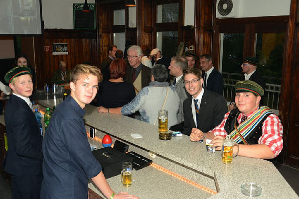 Die neue Bar in der neuen Bude wurde gleich belagert. - Kustersberg Budeneroeffnung - Katholische Mittelschulverbindung Kustersberg Bregenz bezog ihre neue Bude am Berg Isel.
 © Rudolf Öller v/o Vitus
