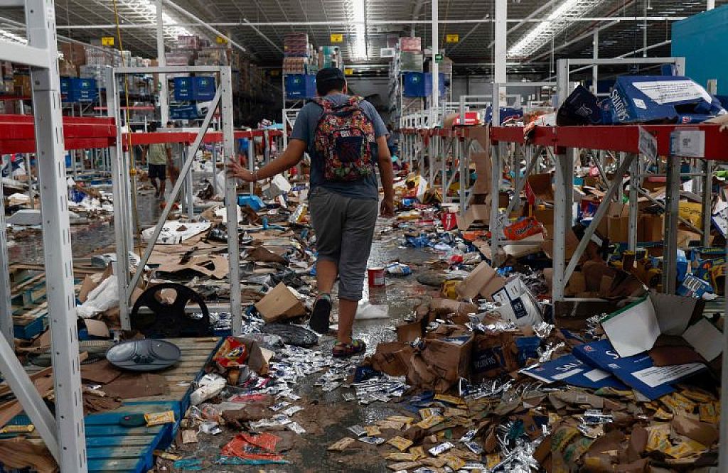 TOPSHOT-MEXICO-WEATHER-HURRICANE-OTIS-LOOTING
 © APA