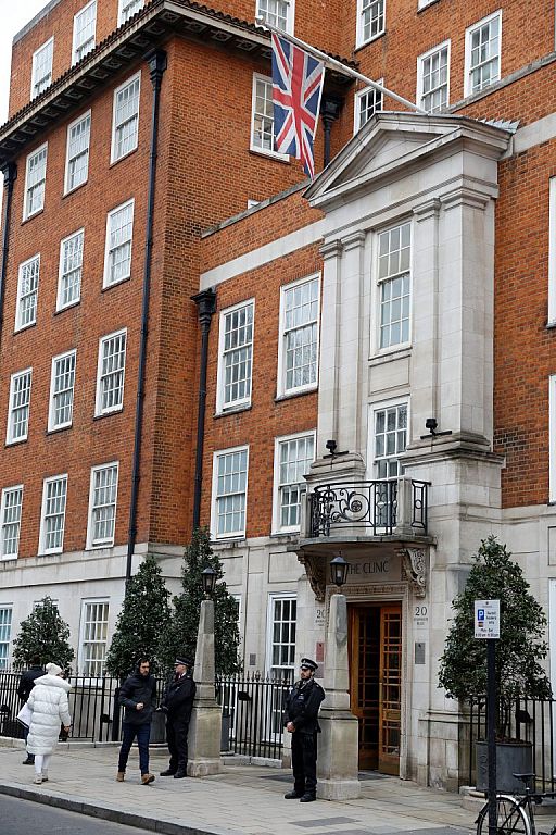 Polizisten bewachen die Klinik, in der Prinzessin Kate liegt. © Reuters
