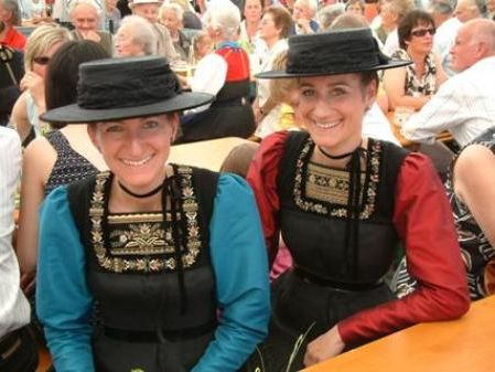 Sandra und Veronika Nußbaumer kamen in Tracht zur Eröffnung