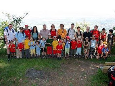 Viel Freude und Abwechslung hatten Eltern und Kinder bei der Familienwanderung. Viel Freude und Abwechslung hatten Eltern und Kinder bei der Familienwanderung.