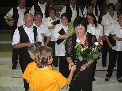 Von den Kindern des Kiki-Chores gab es für Erni Verhounig zum Abschied Rosen.