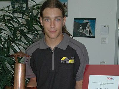 Alexander Sandholzer mit Siegerurkunde und Prüfungsstück. Alexander Sandholzer mit Siegerurkunde und Prüfungsstück.