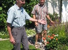 Die Fachmänner Franz Bitschnau und Walter Büchel bei der Besichtigung eines Gartens.