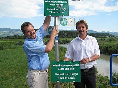 Gute Wasserqualität: Bgm. Fritz Maierhofer und Franz-Karl Meusburger demontieren die Verbotstafeln.
