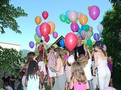 Jedes Kind lässt seinen Luftballon steigen.