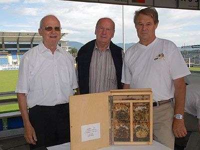 Pfarrer Walter Schwab, der genau vor 50 Jahren Primiz feierte, Präsident Dr. Egon Gmeiner und Altachs Obmann Leo Schuster (v. l). Pfarrer Walter Schwab, der genau vor 50 Jahren Primiz feierte, Präsident Dr. Egon Gmeiner und Altachs Obmann Leo Schuster (v. l).