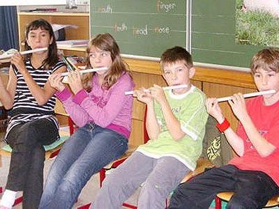 Schüler spielten auf selbst hergestellten Instrumenten.