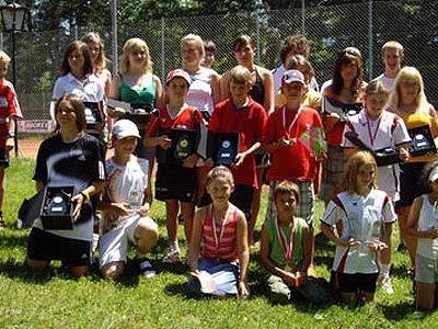 Teilnehmerinnen und Teilnehmer an der Tennis-Bezirksmeisterschaft des TC Frastanz.