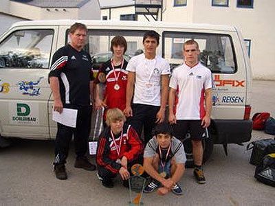 Trainer Roland Gehrke, Johannes L., Ilias M. und Philip G.; sitzend v. l.: Stefan H. und Elsbek M. Trainer Roland Gehrke, Johannes L., Ilias M. und Philip G.; sitzend v. l.: Stefan H. und Elsbek M.