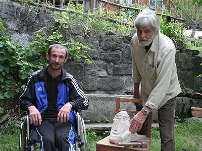 Alexander Raggl (l.) entdeckte im Walsertal die Liebe zur Bildhauerei. Alexander Raggl (l.) entdeckte im Walsertal die Liebe zur Bildhauerei.