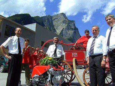 Kommandant Arthur Berbig (r.) präsentiert mit Bgm. Pius Natter, BFI Hubert Bilger und Walter Muxel die neuePumpe Kommandant Arthur Berbig (r.) präsentiert mit Bgm. Pius Natter, BFI Hubert Bilger und Walter Muxel die neuePumpe