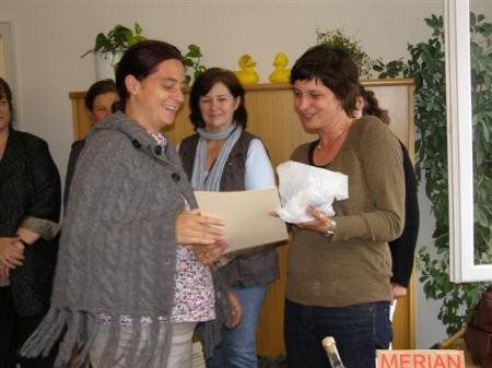 Lehrgangsleiterin Carola Reifenhäuser übergab die Zertifikate.