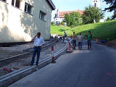 Mit Hochdruck wird an der Gestaltung der Straße und der Pausenplätze gearbeitet. Mit Hochdruck wird an der Gestaltung der Straße und der Pausenplätze gearbeitet.