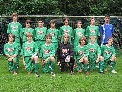 Stolz präsentiert sich die U15-Mannschaft im neuen Dress. Stolz präsentiert sich die U15-Mannschaft im neuen Dress.