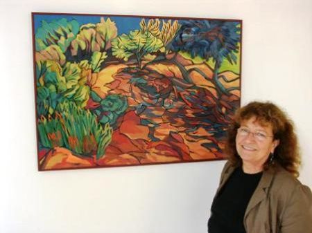 Gudrun Gstach mit einem Ihrer Farbschnittbilder Gudrun Gstach mit einem Ihrer Farbschnittbilder