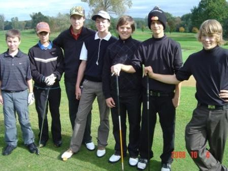 Ländle-Golfer in Loipersdorf: Lukas, Noah Zünd, Kevin Mathis, Valentin Sander, Niclas Hennecke, Christian Dorner, Fabian Braitsch. Ländle-Golfer in Loipersdorf: Lukas, Noah Zünd, Kevin Mathis, Valentin Sander, Niclas Hennecke, Christian Dorner, Fabian Braitsch.
