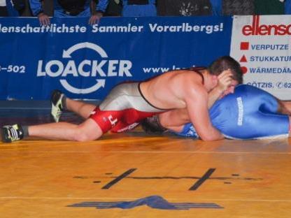 Lukas Hörmann gewann auf Schulter