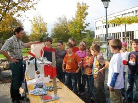 Mit Begeisterung waren die Kinder bei der Sache. Mit Begeisterung waren die Kinder bei der Sache.