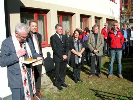 Pfarrer Eberhard Amann segnete das Fahrzeug. Pfarrer Eberhard Amann segnete das Fahrzeug.